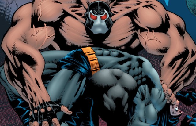 To był szok! W 1993 r., gdy od dawna Batman był już kultowym, znanym na całym świecie symbolem Ameryki, na łamach komiksu pojawił się ktoś, kto bez większego trudu pokonał go w bezpośredniej walce, upokorzył, złamał (psychicznie i dosłownie), a w finale rzucił mieszkańcom Gotham jak niechcianą, zepsutą zabawkę. Superzłoczyńca Bane i jego triumf nad Mrocznym Rycerzem miały być lekiem dla wydawnictwa Detective Comics na dołującą sprzedaż komisów o jego losach. Dodajmy złośliwie - nieskutecznym, bo zainteresowanie serią siadło jeszcze bardziej. Całą aferę trzeba było więc dość szybko fabularnie odkręcać.

Co to za postać? Bane urodził się na małej karaibskiej wyspie Santa Prisca. Jest synem Edmunda Dorrance'a, znanego jako King Snake, ślepego wroga Bruce'a Wayne'a. Trzeba przyznać, że - wbrew wyglądowi i zaprezentowanej fatalnej wersji z filmu "Batman i Robin" - Bane nie jest tępym osiłkiem, a bardzo inteligentną i pogłębioną postacią. W wielkim skrócie - ten arcyłotr obiecał sobie zniszczyć Batmana. Zna doskonale sztuki walki, odznacza się imponującą muskulaturą i analitycznymi zdolnościami. Jego przewagę przede wszystkim stanowi regularnie stosowany narkotyk o nazwie jad, drastycznie podnoszący siłę i wydolność organizmu (kiedyś uzależniony od niego był sam Batman). Tak samo jak wiedza o prawdziwej tożsamości nietoperza z peleryną. 

W serii "Batman: Knightfall" kompletuje grupę złoczyńców i razem z nimi uwalnia z Arkham większość przeciwników Batmana. Rycerz oczywiście mozolnie użera się z nimi i z powrotem pakuje kolejno do zakładu dla świrów. Trapiony przez chorobę, wypalony, słabnie z komiksu na komiks. W końcu Bane dopada obiekt swojej obsesji w jego jaskini. W trakcie krótkiej i rozczarowującej walki łamie Batmanowi kręgosłup, a potem zostawia na ulicy, by tak dogorywał. Tym samym ogłasza się nowym władcą Gotham. 

Później staje się celem następcy Wayne'a, mocno obłąkanego Jean-Paula Valley'a. Nowy Batman, ubrany w rozbudowaną nowoczesną zbroję, bierze odwet na Bayne'ie i zamyka go w Arkham. 

Ktoś pomyślałby, że to koniec tego naprawdę tasiemcowego, ale ciekawego motywu. Nic bardziej mylnego, bo Bruce Wayne nie mógł tak po prostu dostać batów i mieć bilans starć z unieszkodliwionym już Bane'em 0:1. Jakiś czas po tym, jak prawowity Batman wraca do zdrowia i odzyskuje miano obrońcy Gotham (i ludzkości przy okazji), Bane ucieka z więzienia. Leczy się z uzależnienia od jadu i kolejny raz staje naprzeciwko Mrocznego Rycerza. Nie pomyliliście się, dostaje nauczkę, bo Batmana nie pokonuje się dwa razy.

