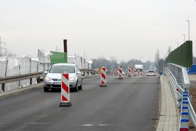 Dziś rano przy ulicy Łódzkiej wprowadzono zmiany w ruchu. Kierowcy od teraz pojadą nową - północną częścią wiaduktu.

Zobacz także: Weekend w Toruniu. Przedświąteczne imprezy w Bajka Disco Club w Toruniu [ZDJĘCIA]

Jadący od strony centrum w kierunku Łodzi nie będą mogli korzystać z bypassu, który zostanie zamknięty na odcinku: od ul. Lipnowskiej do ul. Włocławskiej. Zmiany czekają także pasażerów miejskiej komunikacji. 

Polecamy: Polski Cukier Toruń - Anwil Włocławek 89 : 80. Byłeś na meczu? Zobacz migawki z trybun i meczu [ZDJĘCIA, FOTORELACJA]

Przystanek przy ul. Lipnowskiej zostanie przeniesiony na Trasę Wschodnią na wysokości ulicy Dwernickiego. Autobusy linii nr 11 nie będą zatrzymywały się w okolicy ronda Pileckiego. Z kolei przystanek przy ul. Włocławskiej znajdzie się w nowo wybudowanej zatoce autobusowej za nowym rondem na wysokości Włocławskiej.

Zmiany na ul. Łódzkiej w Toruniu. Nowa część wiaduktu już dostępna dla pojazdów [ZDJĘCIA]