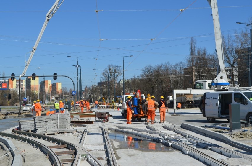 Skrzyżowanie Dąbrowskiego z Śmigłego-Rydza. Koniec kolejnego etapu prac remontowych