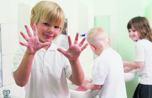 Mycie rąk, jeśli szkoła zapewni odpowiednie warunki, może być świetną zabawą