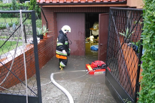 Burza w Lubinie. Strażacy wypompowywali wodę z zalanych domów