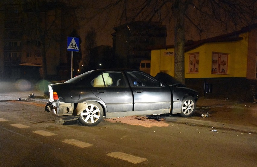Powiat kwidzyński. Zatrzymani trzej pijani kierowcy. Jeden po pijanemu uderzył w drzewo, inny uciekał przed policją