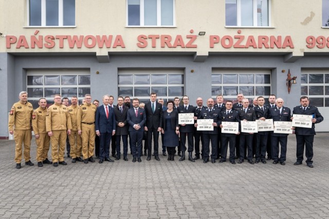 W poniedziałek, 3 kwietnia w Komendzie Powiatowej Państwowej Straży Pożarnej w Koluszkach rozdano 7 promes na zakup wozów strażackich dla Ochotniczych Straży Pożarnych z powiatów łódzkiego wschodniego oraz brzezińskiego.