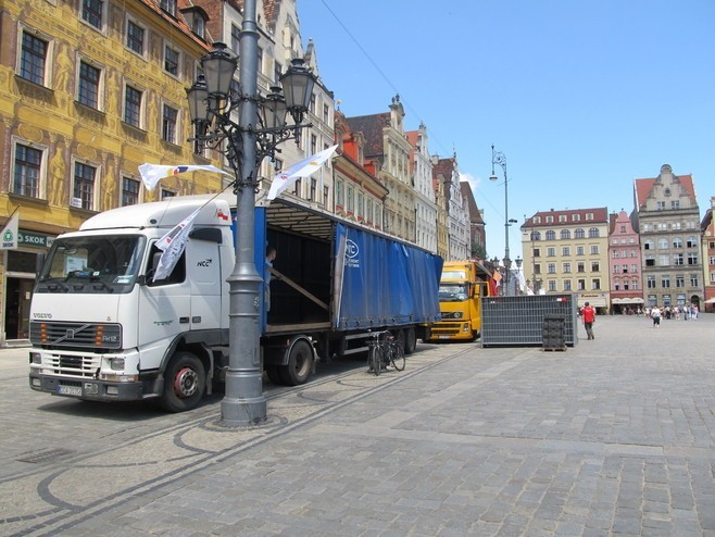 Wrocław: Montują strefę kibica (ZDJĘCIA)