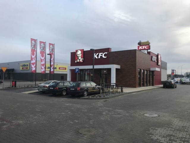 Zamość. Otwarcie pierwszego KFC. Tłumy i długie kolejki do kasy. Zobacz wideo