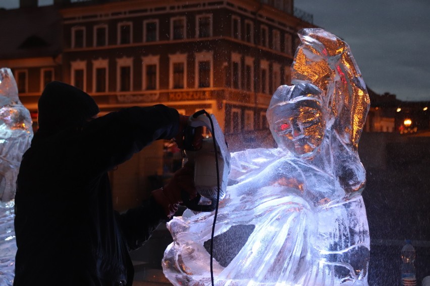 Pokaz rzeźbienia w lodzie na gnieźnieńskim rynku