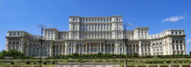 Wydawać by się mogło, że w mieszkania nie są w Rumunii towarem luksusowym. Tymczasem, przeciętny Rumun, co roku musi przeznaczyć na wynajem kawalerki od 31% do nawet 61% swojej pensji. To najwyższy wynik w naszym zestawieniu.