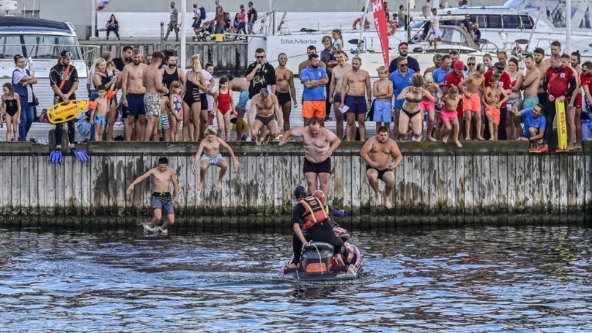 Sopot: Po raz ósmy skoczyli z mola do morza w szczytnym celu. Zebrane fundusze przekazane zostaną na leczenie małej Nikoli. Pomóc może każdy