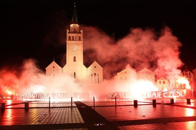 Policja ściga kibiców za pokaz na bytowskim rynku