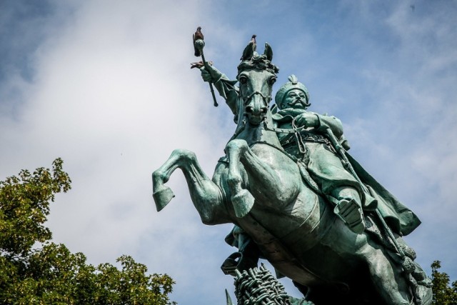 Zakończyła się kompleksowa renowacja pomnika króla Jana III Sobieskiego. Z tej okazji w środę 24 lipca na Targu Drzewnym otwarto wystawę fotograficzną poświęconą historii pomnika i wydarzeniom, których był niemym świadkiem. Będzie ją można oglądać aż do 22 sierpnia.