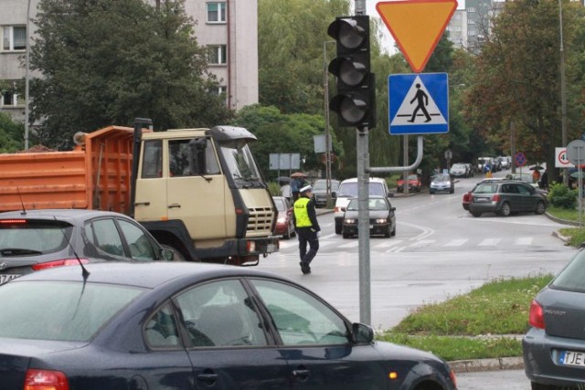 Przy skrzyżowaniu ulic Tarnowskiej i Zagórskiej w Kielcach nie działa sygnalizacja świetlna. Ruchem kieruje policja.