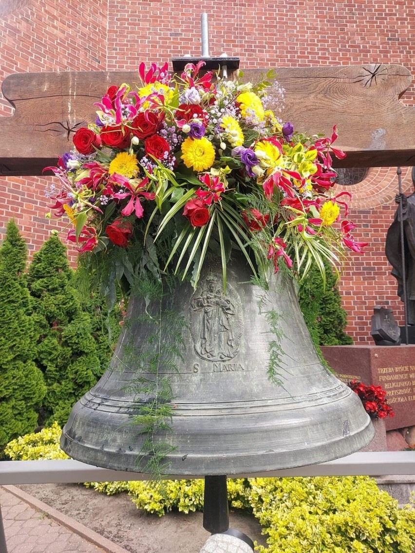 Powrót zabytkowego dzwonu do parafii w Straszewie