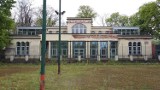 Zabytkowy pawilon sportowy w Bielsku-Białej odzyska dawny blask? Obok znajdują się korty tenisowe