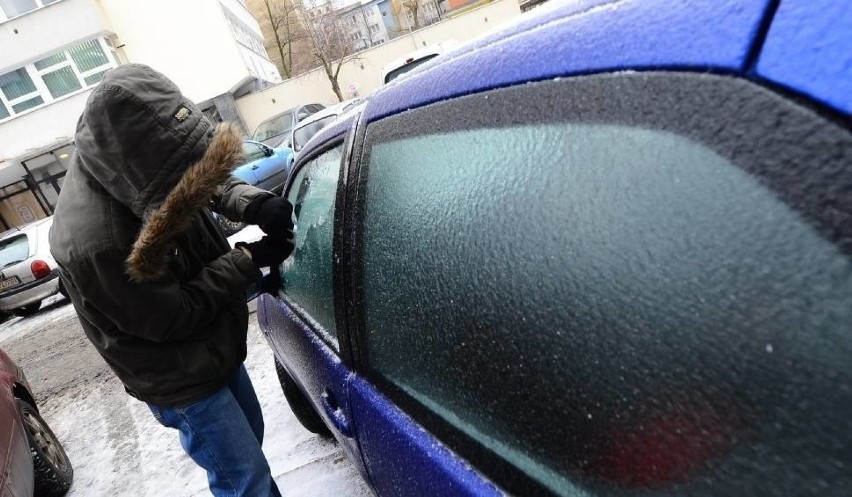 Zimą szczególnie uciążliwe dla kierowców jest skrobanie...