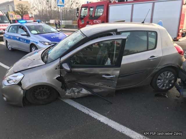 Wypadek w Jastrzębiu: zderzenie dwóch samochodów marki renault. Ranna 18-latka