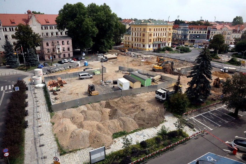 Trwa przebudowa placu Słowiańskiego w Legnicy. Są utrudnienia w ruchu, zobaczcie aktualne zdjęcia