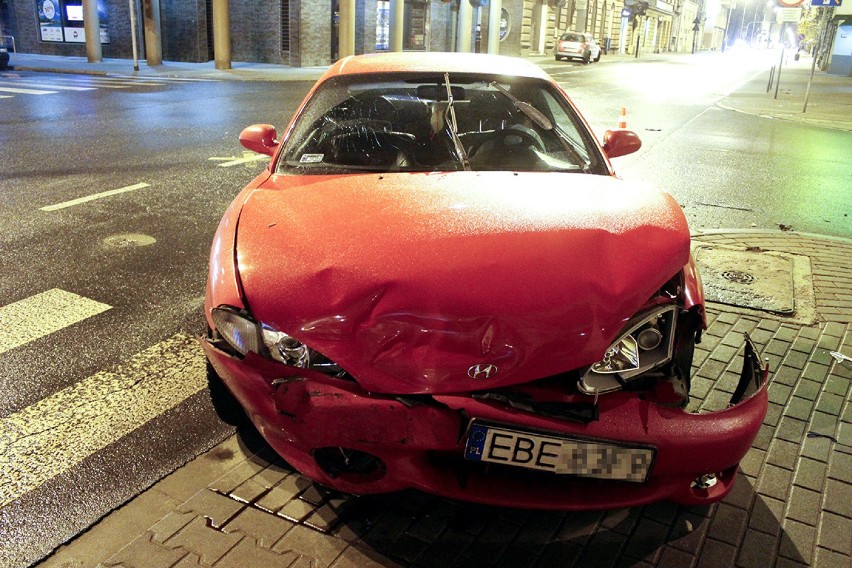 Kierowcy ranni w wypadku na skrzyżowaniu ulic Nawrot i...