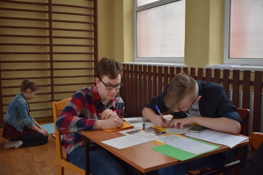 Uczniowie PSP 7 w Radomsku wysyłają kartki z okazji Dnia...