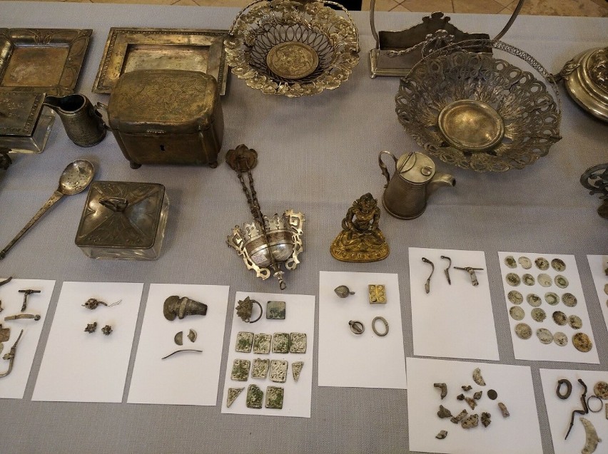 Cenne zabytkowe i kolekcjonerskie przedmioty zatrzymane na granicy trafiły do chełmskiego muzeum. Zobacz zdjęcia