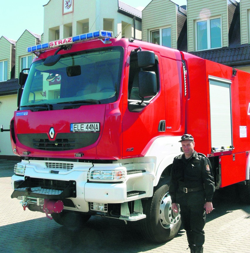 Nowy wóz na Dzień Strażaka, Renault o wartości 900 tys. zł wejdzie niebawem do służby [ZDJĘCIA]