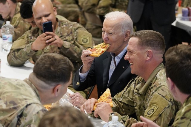 Prezydent Joe Biden 25 marca podczas spotkania w Jasionce z amerykańskimi żołnierzami. 
