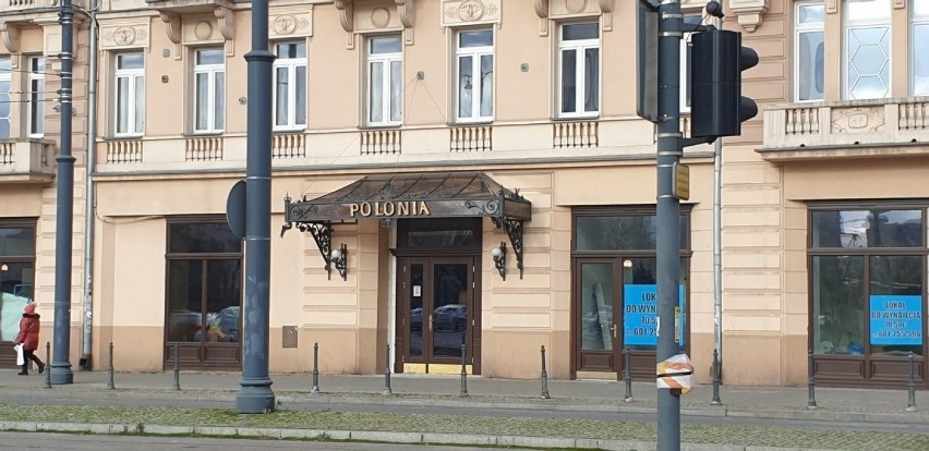 Z markizy nad wejściem już zniknęło słowo "hotel".