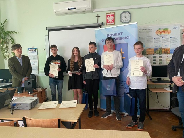 W  Liceum Ogólnokształcącym numer I imienia Stanisława Staszica zorganizowano powiatowy konkurs geograficzny, w którym wzięli udział uczniowie ze szkół podstawowych.