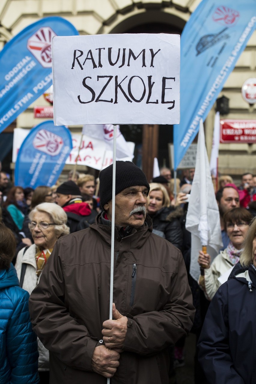 Protest nauczycieli w Krakowie. "Dość dyktatury Ministerstwa Szkodnictwa"