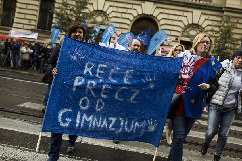 Protest nauczycieli w Krakowie. "Dość dyktatury Ministerstwa Szkodnictwa"