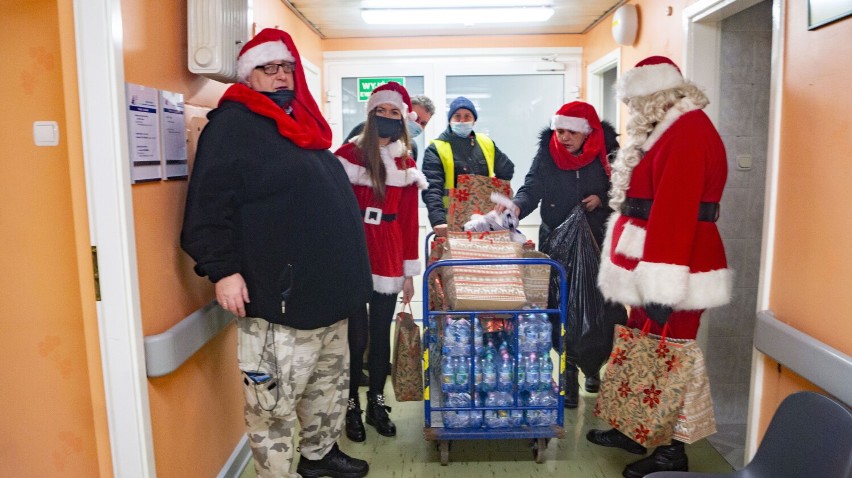 Święty Mikołaj i jego pomocnicy odwiedzili małych pacjentów...