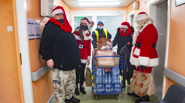 Święty Mikołaj i jego pomocnicy odwiedzili małych pacjentów szpitala w Inowrocławiu. Zobaczcie zdjęcia