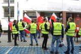 Protest rolników w Kaliszu. Demonstracje przed biurami poselskimi. "Idziemy od prawicy do lewicy, nie omijamy nikogo"