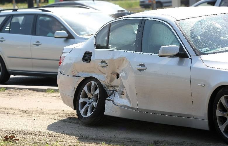 Dwa samochody marki BMW zderzyły się na Włókniarzy w Łodzi.