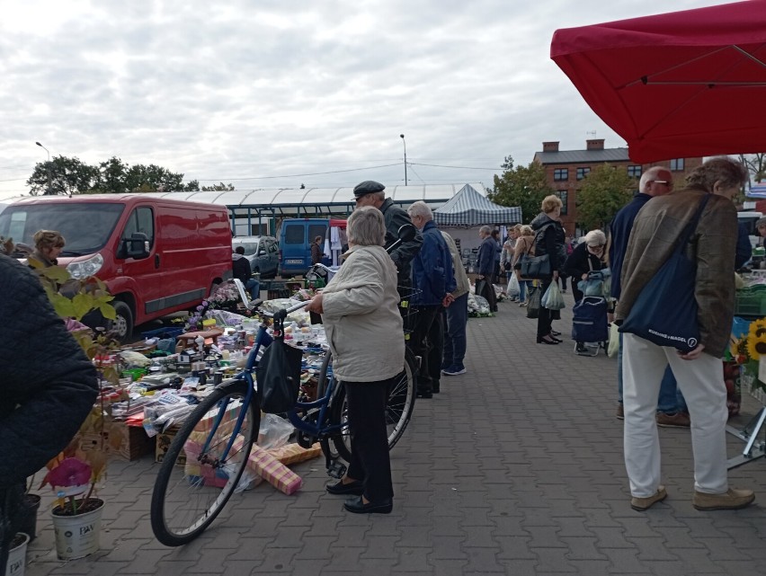 Duży ruch na targowisku miejskim w Skierniewicach. Są już stoiska z wiązankami