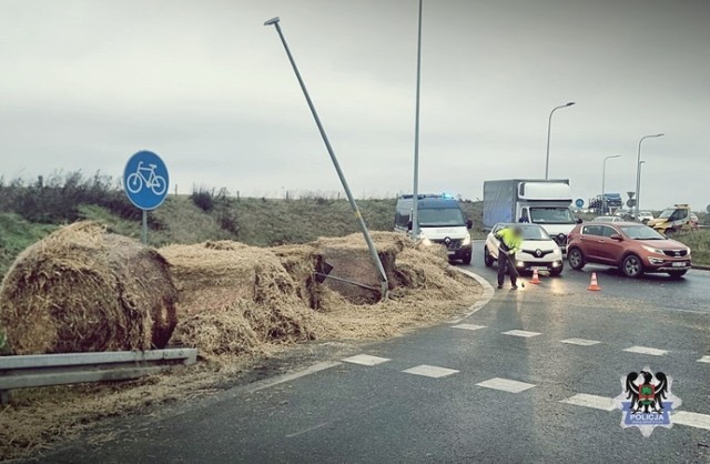 Źle zabezpieczone bele siana zsunęły się z przyczepy ciągnika