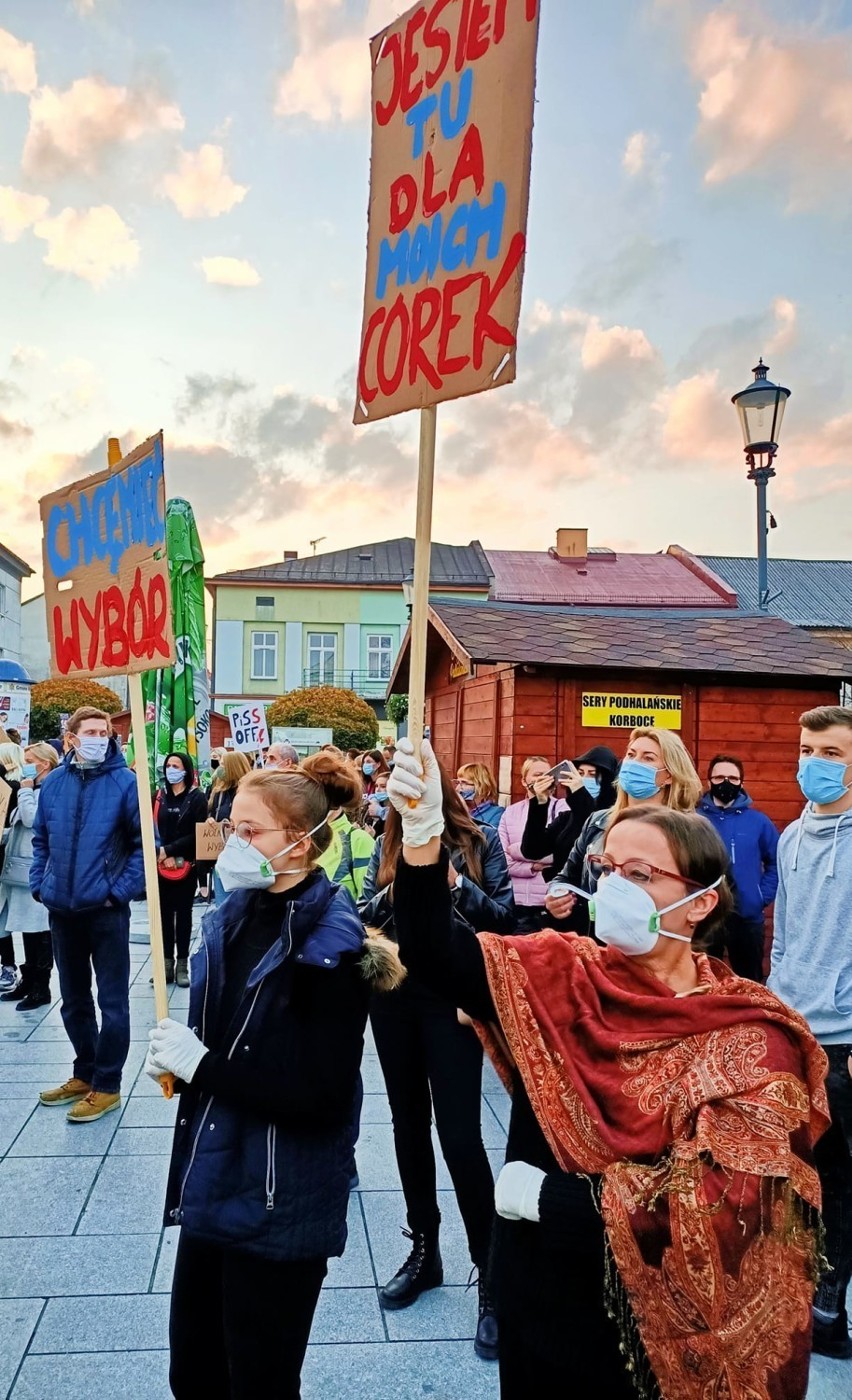 Swój udział w proteście na rynku w Wadowicach nauczycielka...