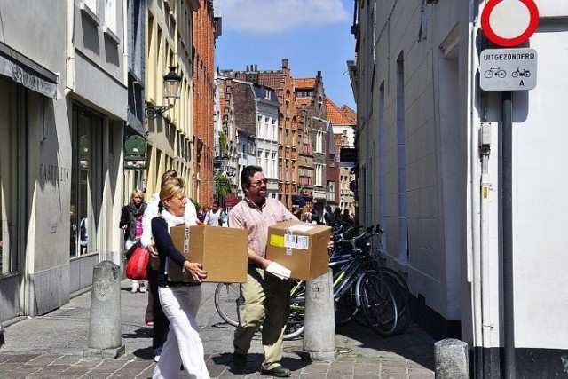 Brugia otrzymała prawa miejskie 27 lipca 1128 roku. W XIII w. była gł&oacute;wnym miastem handlującym w basenie Morza Śr&oacute;dziemnego. Ulica Zuidzandstraat  Fot. Janina Bieleńko