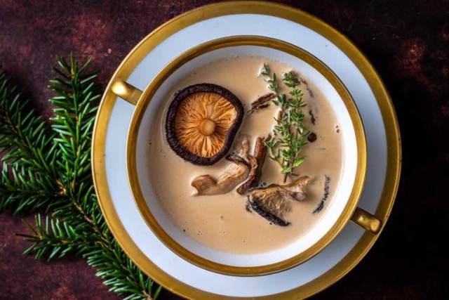 Zupa grzybowa z makaronem Macieja Regulskiego została wzbogacona o orientalne grzyby shiitake.