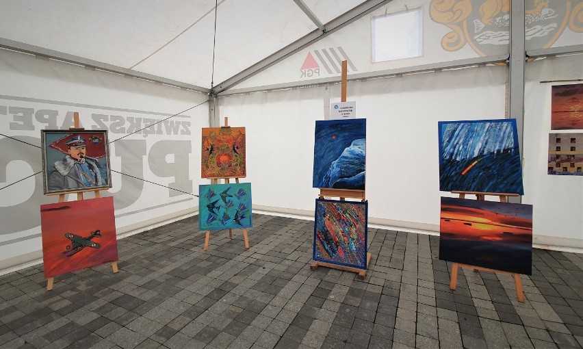 17. Międzynarodowe Spotkania Artystyczne w Pucku: na Starym Rynku można podziwiać obrazy, które stworzyli tegoroczni uczestnicy | ZDJĘCIA