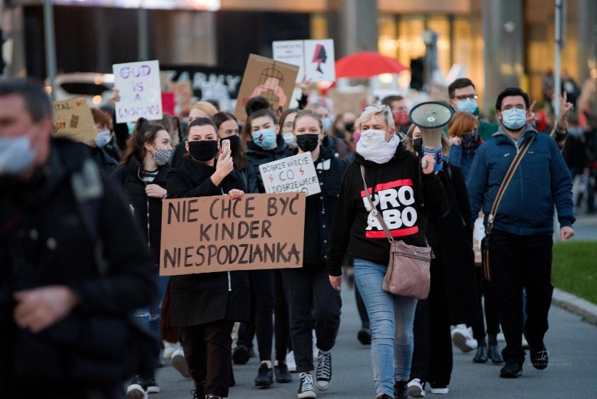 Strajk kobiet. Protest na ulicach Rzeszowa. "Nie jestem inkubatorem" i inne hasła [ZDJĘCIA]
