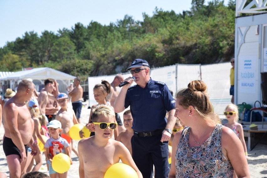 O bezpieczeństwie w wodzie, na plaży i w lesie. Policjanci i ratownicy WOPR z akcją promocyjną w Krynicy Morskiej