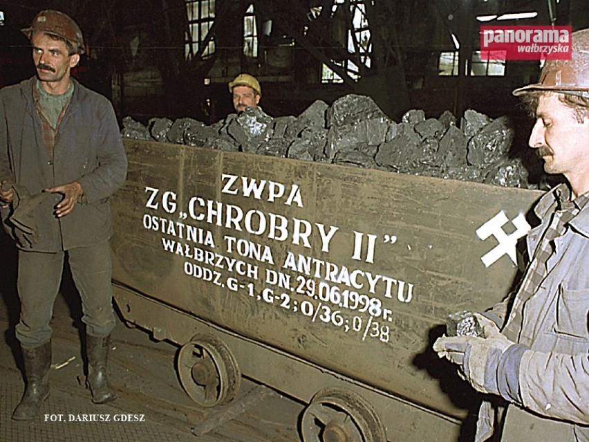 29 czerwca 1998 r. na powierzchnię wydobyto ostatni wózek z...