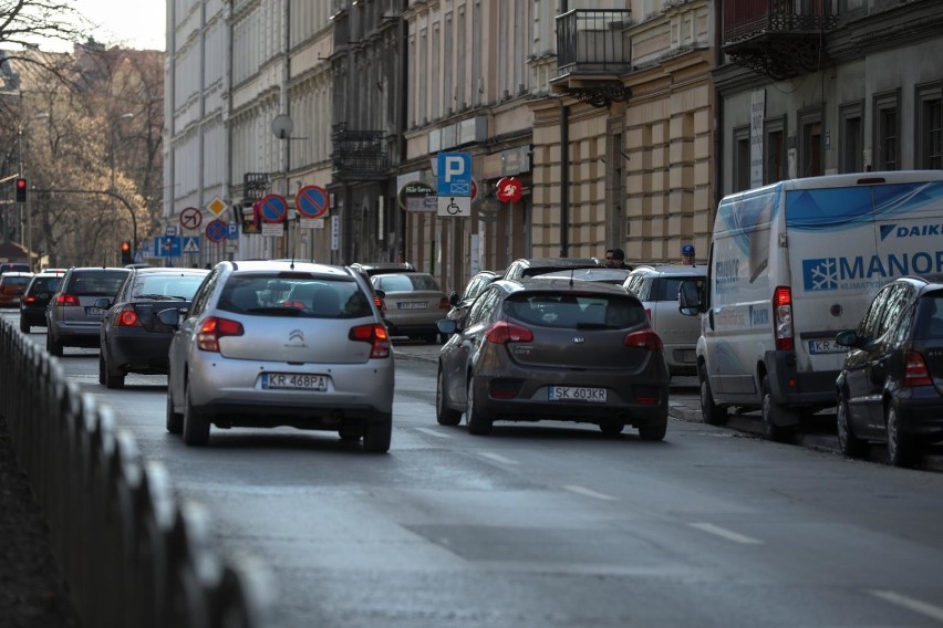 Kraków. Nowe zasady parkowania na ulicy Dietla. Tylko po jednym pasie dla samochodów w każdym kierunku