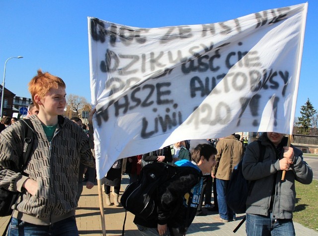 Koniec z protestami i blokowaniem ruchu na rondzie Jana Pawła II przy Kamenie.