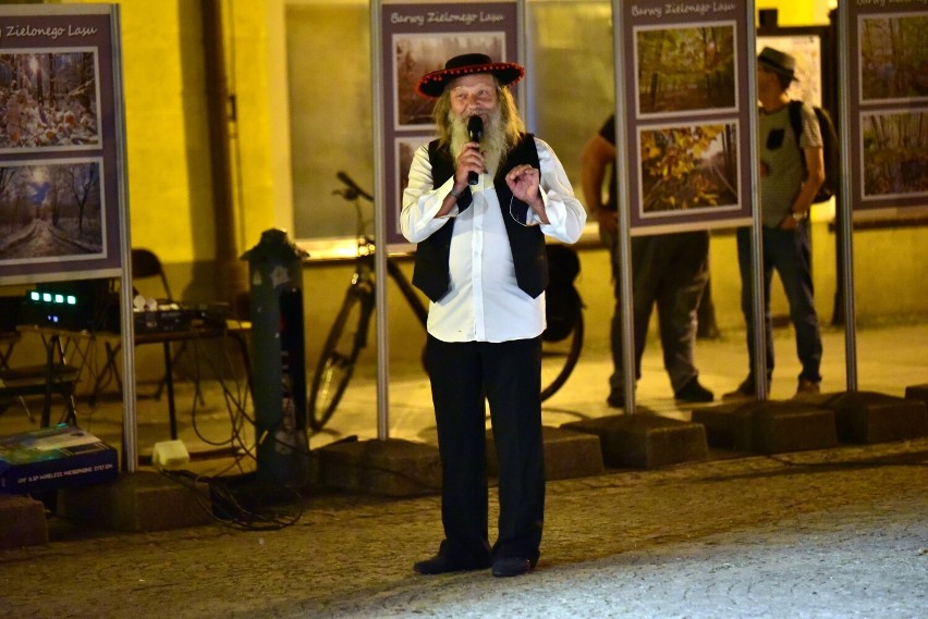 Don Kichot z Nowej Soli zawitał na żarski rynek. Były tańce, kąpiel w proszku i rowerowy rumak. Zobaczcie sami!