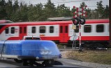 Policjanci uratowali mężczyznę. Ściągnęli go z torów, tuż przed nadjeżdżającym pociągiem