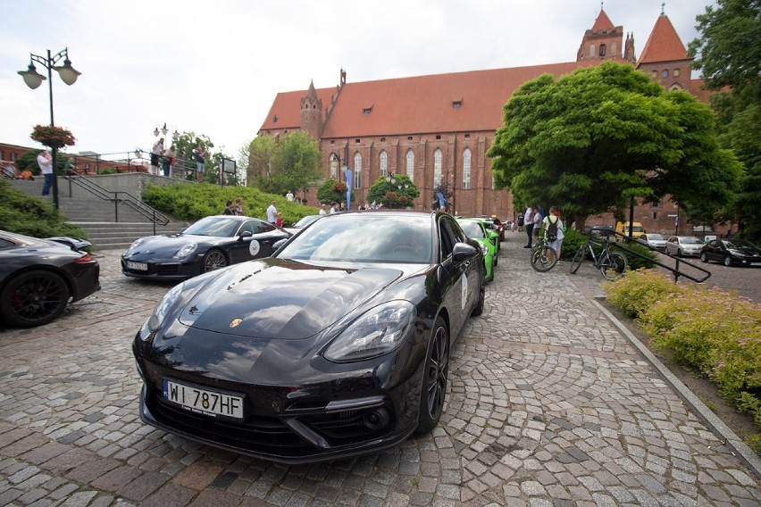 Parada Porsche przejechała przez Kwidzyn! Pojazdy podziwiać można było na placu Jana Pawła II [ZDJĘCIA]