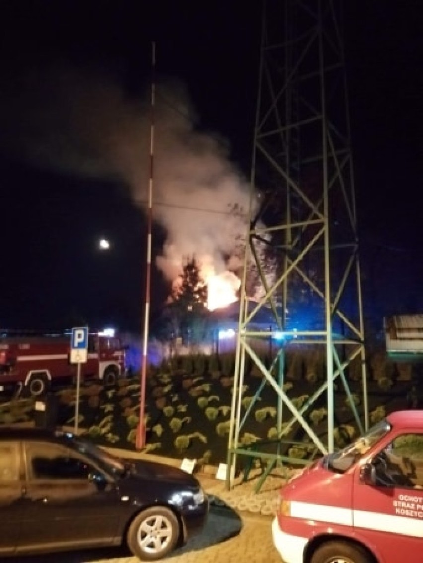 Pożar starej kaplicy w Koszycach Małych. Strażacy gasili płomienie kilka godzin. Przyczyny ustala policja [ZDJĘCIA]