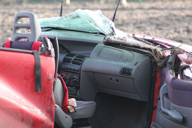 Samochód osobowy marki Fiat Punto, w miejscowości Mnich w powiecie kutnowskim, zjechał z drogi i uderzył w drzewo. Na miejscu zginęła kobieta prowadząca samochód. A aucie nikogo więcej nie było.

Z pierwszych informacji strażaków wynikało, że żaden inny samochód nie uczestniczył w wypadku. Nie wiadomo, dlaczego doszło do wypadku. 

Źródło: Dziennik Łódzki