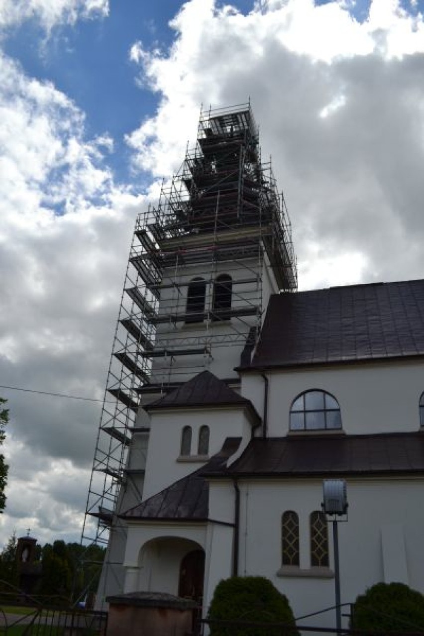 Remont dachu kościoła w Pankach